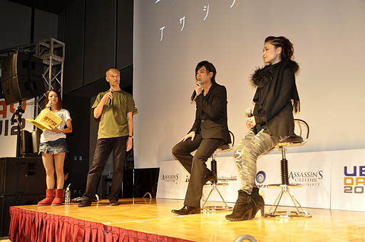 画像ギャラリー No.003のサムネイル画像 / 「UBIDAY2012」の「アサシンクリードIII」ステージをレポート。コナー役の浪川大輔さん，アヴリーン役の甲斐田裕子さんが収録でのエピソードを語り，最後はコナーの衣装をまとったダンテ・カーヴァーさんが登場