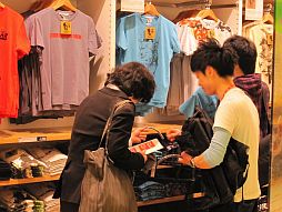 画像ギャラリー No.006のサムネイル画像 / 「メタルギア」シリーズとユニクロ「UT」とのコラボTシャツ第3弾が本日発売