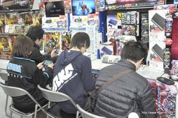 画像ギャラリー No.002のサムネイル画像 / 本日サービス開始となったPS Vita版「ファンタシースタースターオンライン2」。秋葉原で開催された店頭体験会を訪れたプロデューサーの酒井智史氏にインタビュー