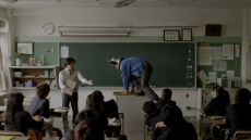 画像ギャラリー No.008のサムネイル画像 / はーい,みんな席に着けー。新しい“共闘先生”の生瀬勝久さんだ。PlayStation Vitaの新テレビCMシリーズ第1弾が明日オンエア