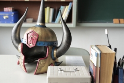 画像ギャラリー No.013のサムネイル画像 / はーい,みんな席に着けー。新しい“共闘先生”の生瀬勝久さんだ。PlayStation Vitaの新テレビCMシリーズ第1弾が明日オンエア