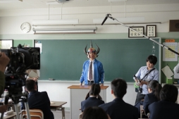 画像ギャラリー No.014のサムネイル画像 / はーい,みんな席に着けー。新しい“共闘先生”の生瀬勝久さんだ。PlayStation Vitaの新テレビCMシリーズ第1弾が明日オンエア