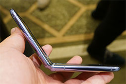 画像ギャラリー No.009のサムネイル画像 / KDDI，2つ折り端末「Galaxy Z Flip」を国内独占販売。価格は税込約18万円
