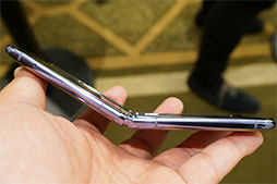画像ギャラリー No.010のサムネイル画像 / KDDI，2つ折り端末「Galaxy Z Flip」を国内独占販売。価格は税込約18万円