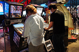 画像ギャラリー No.006のサムネイル画像 / ［TGS 2012］「jubeat」シリーズがKONAMIブースに勢揃い。最新作「jubeat saucer」とXperia版「jubeat plus」について，ディレクター陣に聞いてみた