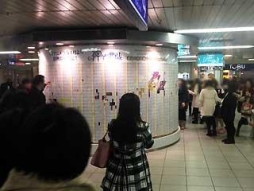画像ギャラリー No.011のサムネイル画像 / 女性向けADV「神々の悪戯」の広告が池袋駅に登場。2月2日まで