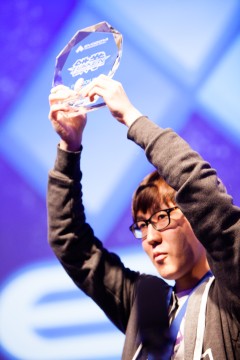 画像ギャラリー No.006のサムネイル画像 / ［EVO2014］波乱続出の「ウルIV」部門，ベスト8に進む日本人選手は4名に。初日リザルトと「鉄拳タッグ2」部門優勝・JDCR選手へのインタビューを掲載
