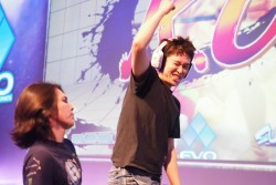 画像ギャラリー No.009のサムネイル画像 / ［EVO2014］波乱続出の「ウルIV」部門，ベスト8に進む日本人選手は4名に。初日リザルトと「鉄拳タッグ2」部門優勝・JDCR選手へのインタビューを掲載