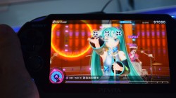 画像ギャラリー No.005のサムネイル画像 / ［E3 2012］PS Vitaでパワーアップした初音ミクがLAに再登場。 E3会場でも観客を魅了した「初音ミク -Project DIVA- f」プレイレポート