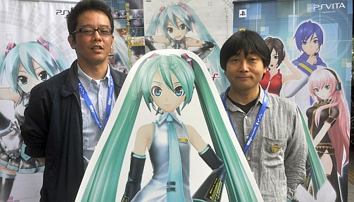 画像ギャラリー No.004のサムネイル画像 / 「Weekender Girl」など新楽曲が初プレイできた，「初音ミク -Project DIVA- f」店頭体験会レポート。開発プロデューサーへの合同インタビューも