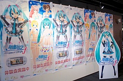 画像ギャラリー No.001のサムネイル画像 / 「初音ミク -Project DIVA- f」“Touch ＆ Try Tour 2012 summer”の模様をレポート。「サマーアイドル」を書き下ろしたOSTER projectさんも来場