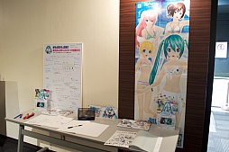 画像ギャラリー No.018のサムネイル画像 / 「初音ミク -Project DIVA- f」“Touch ＆ Try Tour 2012 summer”の模様をレポート。「サマーアイドル」を書き下ろしたOSTER projectさんも来場