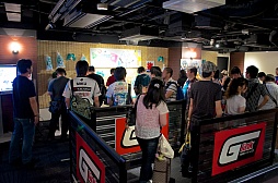画像ギャラリー No.019のサムネイル画像 / 「初音ミク -Project DIVA- f」“Touch ＆ Try Tour 2012 summer”の模様をレポート。「サマーアイドル」を書き下ろしたOSTER projectさんも来場