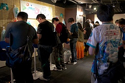 画像ギャラリー No.020のサムネイル画像 / 「初音ミク -Project DIVA- f」“Touch ＆ Try Tour 2012 summer”の模様をレポート。「サマーアイドル」を書き下ろしたOSTER projectさんも来場