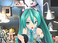 「初音ミク -Project DIVA- f」，ミクが現実世界に飛び出すかのような「ARライブ」モードなど，楽曲/モジュールの情報を公開