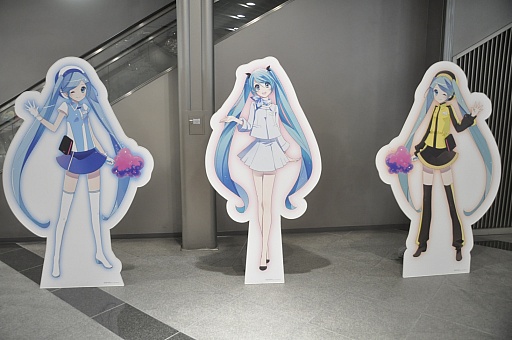 画像ギャラリー No.018のサムネイル画像 / 「アクア」「プリウス」「カローラ フィールダー」などが初音ミクとコラボ。「39’S CARAVAN presents 夏祭り 2012 in アムラックス」フォトレポート