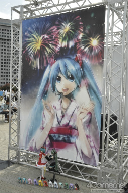 画像ギャラリー No.002のサムネイル画像 / 全国から多くのファンが集まった初音ミク生誕5周年記念イベント「夏の終わりの39祭り」の夏祭りエリアはどこもかしこもミク尽くし