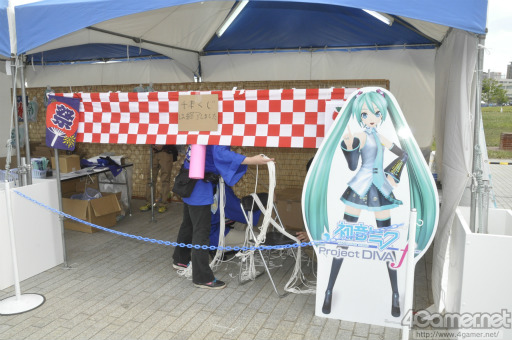 画像ギャラリー No.010のサムネイル画像 / 全国から多くのファンが集まった初音ミク生誕5周年記念イベント「夏の終わりの39祭り」の夏祭りエリアはどこもかしこもミク尽くし