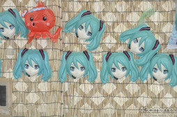 画像ギャラリー No.011のサムネイル画像 / 全国から多くのファンが集まった初音ミク生誕5周年記念イベント「夏の終わりの39祭り」の夏祭りエリアはどこもかしこもミク尽くし