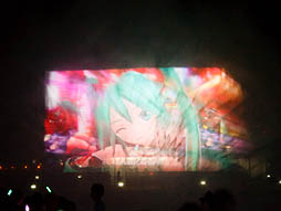 画像ギャラリー No.008のサムネイル画像 / 約10mの巨大ミクが横浜の夜景をバックに人気楽曲を披露。初音ミク生誕5周年を記念したイベント，「夏の終わりの39祭り」の「ウォーターステージ」をレポート