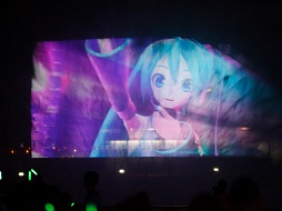 画像ギャラリー No.023のサムネイル画像 / 約10mの巨大ミクが横浜の夜景をバックに人気楽曲を披露。初音ミク生誕5周年を記念したイベント，「夏の終わりの39祭り」の「ウォーターステージ」をレポート