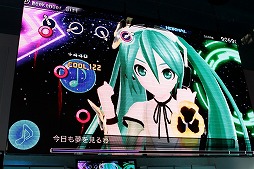 画像ギャラリー No.006のサムネイル画像 / ［TGS 2012］「初音ミク -Project DIVA-f」が「みんなといっしょ」とコラボ。「ヴァイスシュバルツ」への参戦も発表されたステージ「オビでぃばっ！」