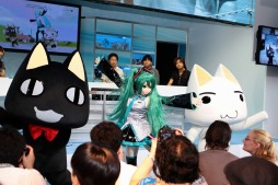 画像ギャラリー No.032のサムネイル画像 / ［TGS 2012］「初音ミク -Project DIVA-f」が「みんなといっしょ」とコラボ。「ヴァイスシュバルツ」への参戦も発表されたステージ「オビでぃばっ！」