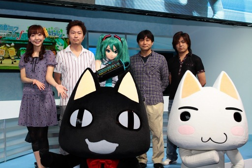 画像ギャラリー No.040のサムネイル画像 / ［TGS 2012］「初音ミク -Project DIVA-f」が「みんなといっしょ」とコラボ。「ヴァイスシュバルツ」への参戦も発表されたステージ「オビでぃばっ！」