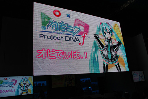 画像ギャラリー No.002のサムネイル画像 / ［TGS 2012］ミクさんのマニアックなコーディネートがお披露目に。第3回「オビでぃばっ！ ドキッ！女だらけの『Project DIVA f』」レポート 