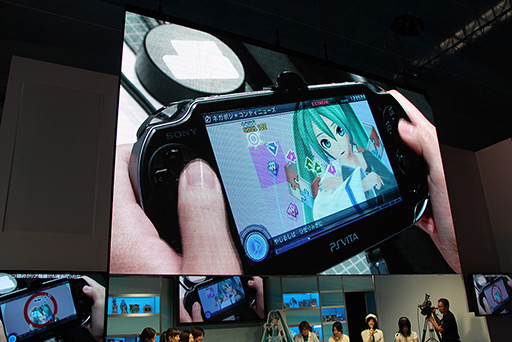 画像ギャラリー No.012のサムネイル画像 / ［TGS 2012］ミクさんのマニアックなコーディネートがお披露目に。第3回「オビでぃばっ！ ドキッ！女だらけの『Project DIVA f』」レポート 
