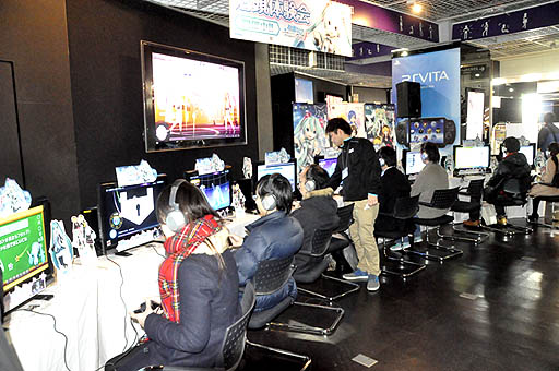 画像ギャラリー No.001のサムネイル画像 / 「初音ミク -Project DIVA- F」店頭体験会をレポート。初のプレイアブル展示に，多数のファンが殺到。プロデューサーへのミニインタビューも掲載