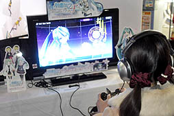 画像ギャラリー No.003のサムネイル画像 / 「初音ミク -Project DIVA- F」店頭体験会をレポート。初のプレイアブル展示に，多数のファンが殺到。プロデューサーへのミニインタビューも掲載