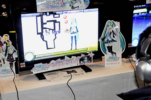 画像ギャラリー No.004のサムネイル画像 / 「初音ミク -Project DIVA- F」店頭体験会をレポート。初のプレイアブル展示に，多数のファンが殺到。プロデューサーへのミニインタビューも掲載