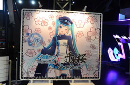 画像ギャラリー No.028のサムネイル画像 / 東京ジョイポリスが初音ミク一色に。「初音ミク -Project DIVA- F × 千本桜 in JOYPOLIS」のメディア向け内覧会をレポート