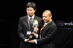画像ギャラリー No.011のサムネイル画像 / KONAMIのアーケードタイトルチャンピオンが六本木に集結。「KONAMI Arcade Championship 2012 グランドフィナーレ〜授賞祝賀会〜」レポート