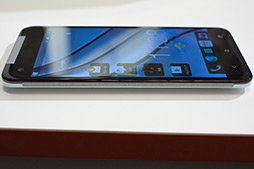 画像ギャラリー No.014のサムネイル画像 / 5インチのフルHD液晶を搭載する「HTC J butterfly HTL21」が登場。auの2012年冬モデル端末発表会レポート