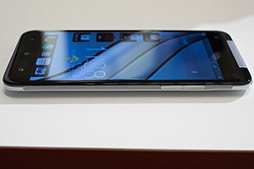 画像ギャラリー No.015のサムネイル画像 / 5インチのフルHD液晶を搭載する「HTC J butterfly HTL21」が登場。auの2012年冬モデル端末発表会レポート