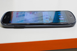 画像ギャラリー No.028のサムネイル画像 / 5インチのフルHD液晶を搭載する「HTC J butterfly HTL21」が登場。auの2012年冬モデル端末発表会レポート