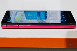 画像ギャラリー No.035のサムネイル画像 / 5インチのフルHD液晶を搭載する「HTC J butterfly HTL21」が登場。auの2012年冬モデル端末発表会レポート