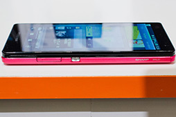 画像ギャラリー No.036のサムネイル画像 / 5インチのフルHD液晶を搭載する「HTC J butterfly HTL21」が登場。auの2012年冬モデル端末発表会レポート