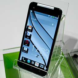 画像ギャラリー No.007のサムネイル画像 / HTC，12月上旬発売予定となる「HTC J butterfly」のプレスイベントを開催。使いやすさを追求したハイエンド端末