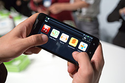 画像ギャラリー No.017のサムネイル画像 / HTC，12月上旬発売予定となる「HTC J butterfly」のプレスイベントを開催。使いやすさを追求したハイエンド端末
