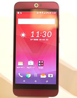 画像ギャラリー No.003のサムネイル画像 / 「HTC J butterfly」や「isai vivid」など独自モデルの実力やいかに? KDDIの2015年夏モデルスマートフォンを触ってきた