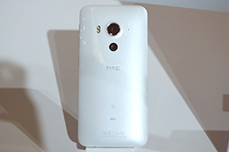 画像ギャラリー No.004のサムネイル画像 / 「HTC J butterfly」や「isai vivid」など独自モデルの実力やいかに? KDDIの2015年夏モデルスマートフォンを触ってきた