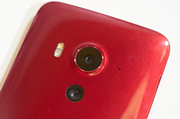 画像ギャラリー No.005のサムネイル画像 / 「HTC J butterfly」や「isai vivid」など独自モデルの実力やいかに? KDDIの2015年夏モデルスマートフォンを触ってきた