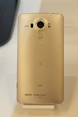画像ギャラリー No.018のサムネイル画像 / 「HTC J butterfly」や「isai vivid」など独自モデルの実力やいかに? KDDIの2015年夏モデルスマートフォンを触ってきた