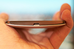 画像ギャラリー No.022のサムネイル画像 / 「HTC J butterfly」や「isai vivid」など独自モデルの実力やいかに? KDDIの2015年夏モデルスマートフォンを触ってきた