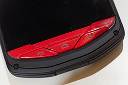 画像ギャラリー No.036のサムネイル画像 / 「HTC J butterfly」や「isai vivid」など独自モデルの実力やいかに? KDDIの2015年夏モデルスマートフォンを触ってきた