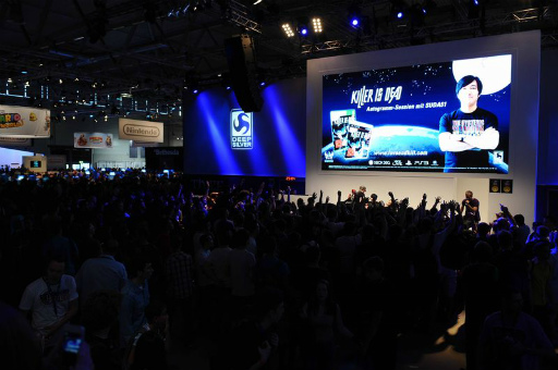 画像ギャラリー No.001のサムネイル画像 / ［gamescom］「KILLER IS DEAD」発売を記念して須田剛一氏がgamescomに登場。サイン会のイメージを覆す大盛り上がりっぷり