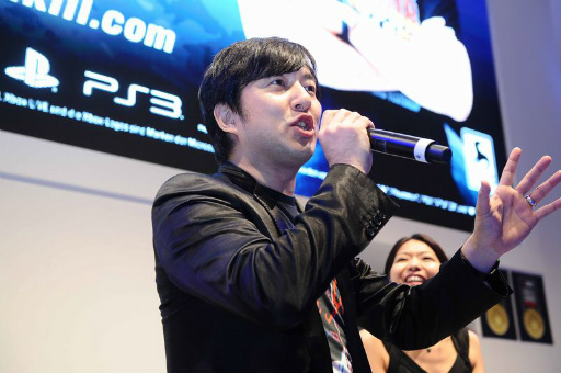 画像ギャラリー No.002のサムネイル画像 / ［gamescom］「KILLER IS DEAD」発売を記念して須田剛一氏がgamescomに登場。サイン会のイメージを覆す大盛り上がりっぷり